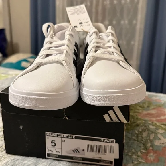 Adidas Grand Court 2.0 K , NWT, Sz 5 youth, women 6.5. - Picture 7 of 7